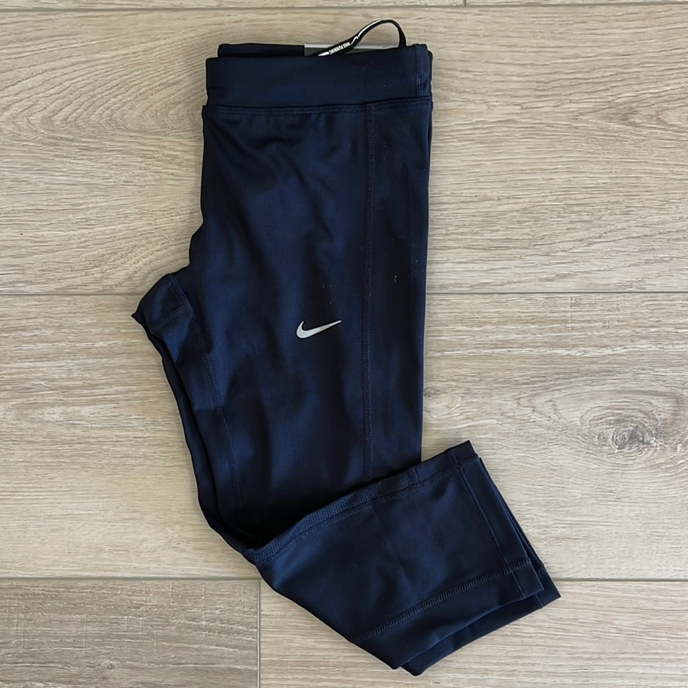 NWT Nike Essential Tight Fit Capri Dri-Fit